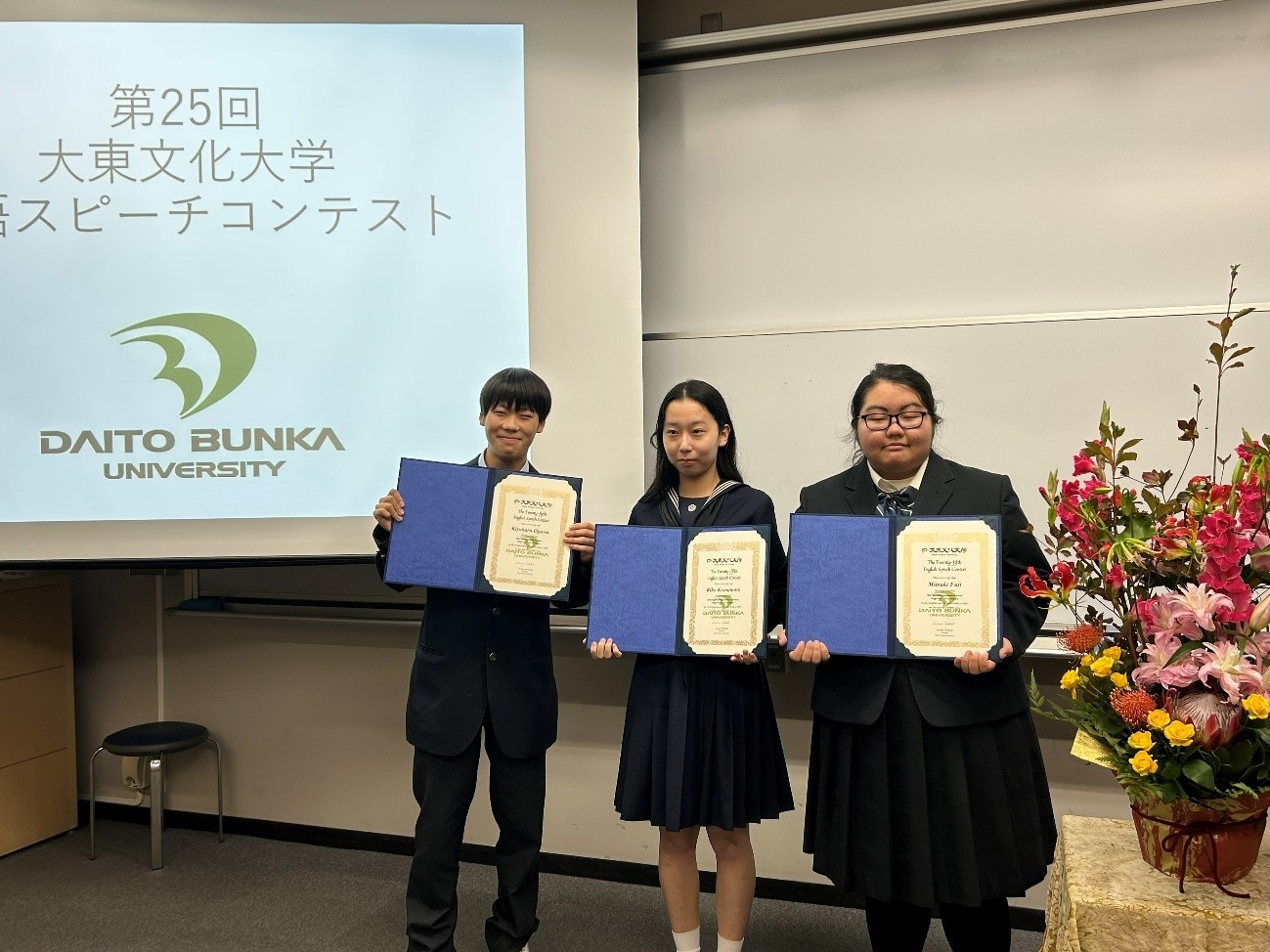 高校生の部入賞者(左から小川清春さん,熊本りこさん,藤美月さん)