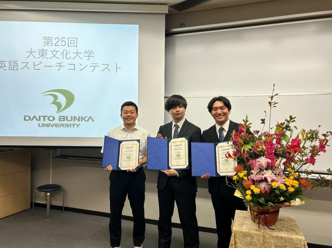 大学生の部入賞者(左から館山誉さん,村井涼さん,山田瞳人さん)