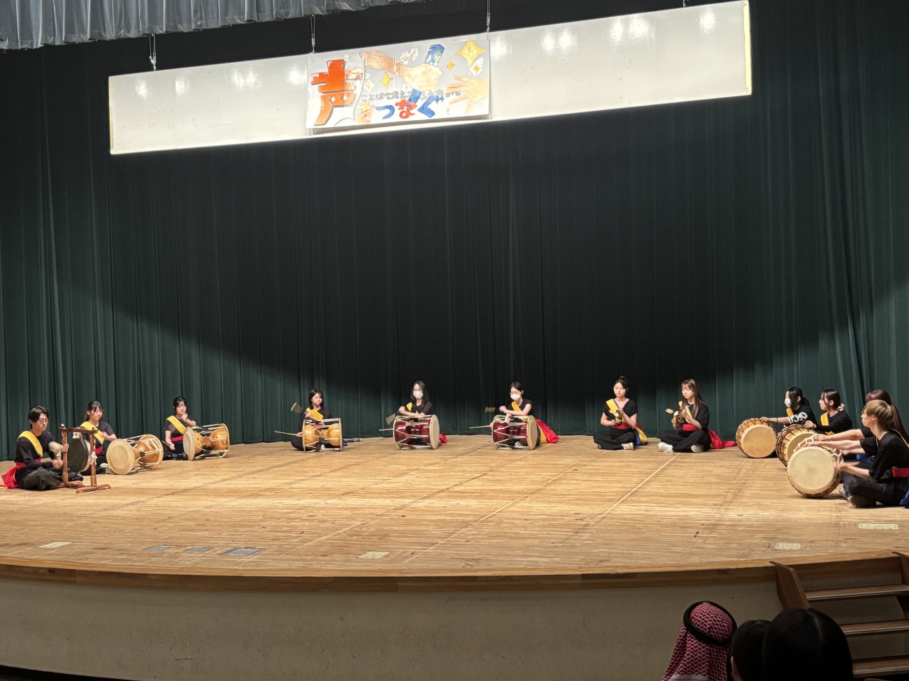 民俗資料研究班による幕間でのサムルノリ演奏の様子