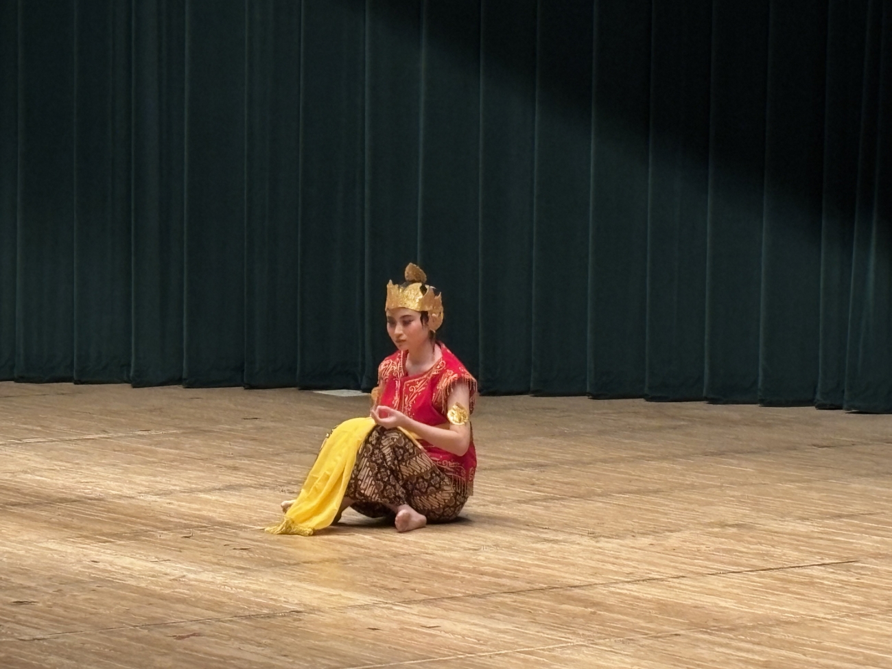 奥田夏子さんによるジャワ舞踊
