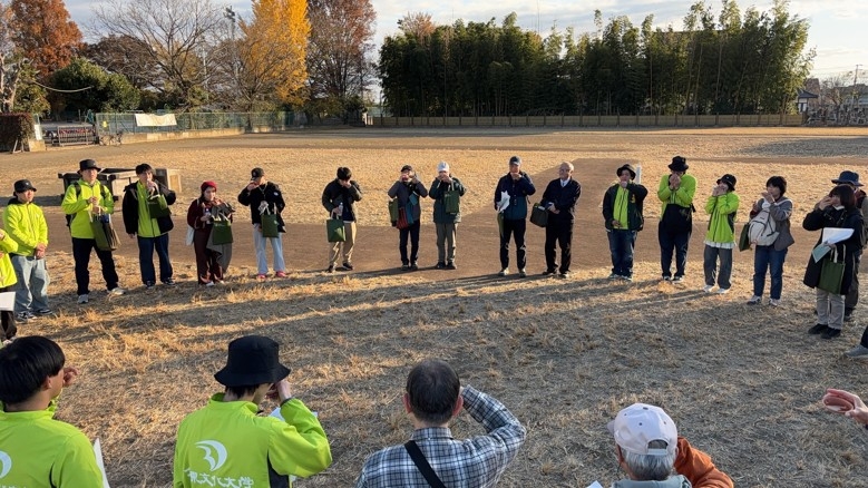 学生ガイドの案内の様子(河越館跡にて)