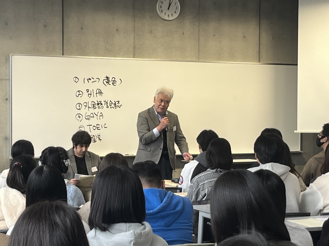 新入生オリエンテーションにてお話をされる田口先生（2025年4月）