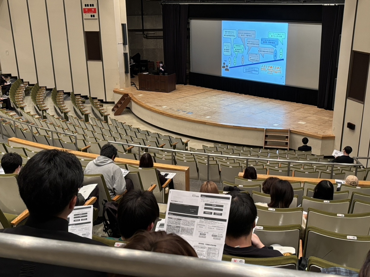 講演会には65名の学生が参加しました