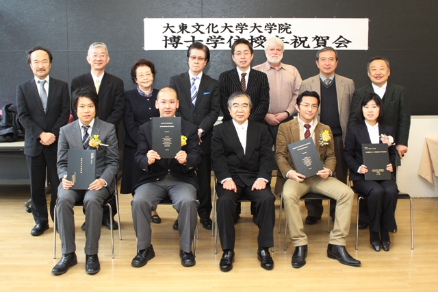 (前列左から)角田さん、岡田さん、太田学長、梅津さん、金さん(田中さんと山口さんは欠席)