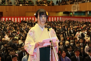 第1部卒業生代表の上坂愛さん(健康科学科)