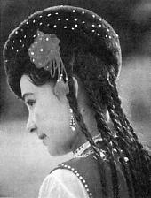 ウイグル族の乙女の髪型。美しい! 結婚すると髪型が変わる。 ウイグル族の乙女の髪型。美しい! 結婚すると髪型が変わる。