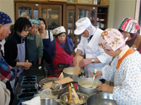 手元を見つめる目は真剣そのもの