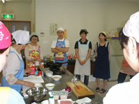 説明を熱心に聞く