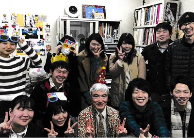 62歳の誕生日を4年のゼミ生が祝ってくれました(研究室にて:2014/11/25)