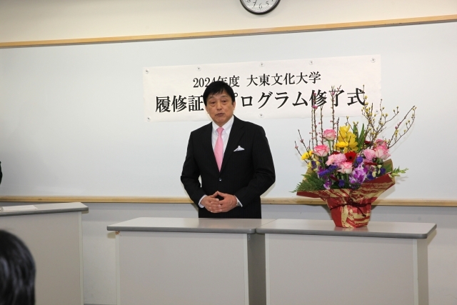 式辞を述べる勝又副学長