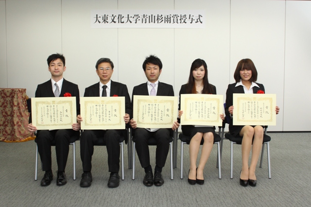 (前列左から)香取さん、黄さん、藤森さん、岡部さん、野村さん