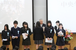 久保島昌一・全国書道高等学校協議会理事長から賞状授与