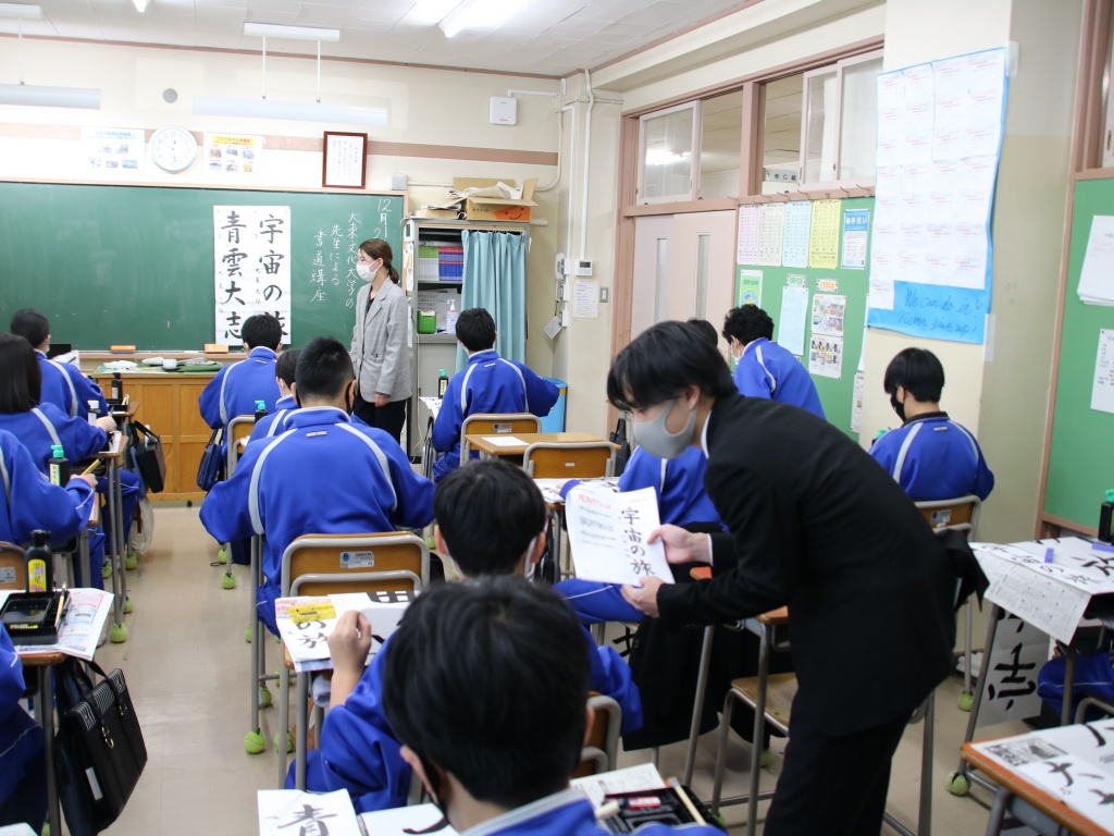 見本を片手に本学学生が指導