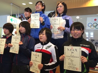 表彰状を持つ松澤選手(写真前列右から1番目)