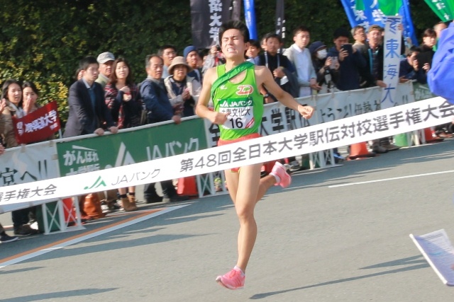 ゴールする８区・谷川選手