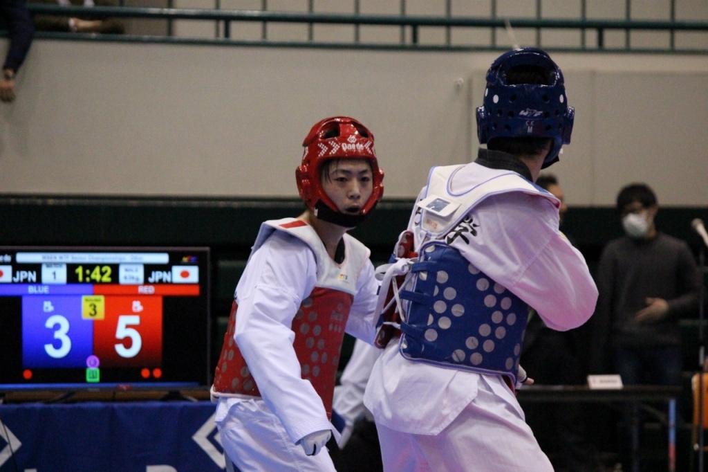 内村選手（写真左）