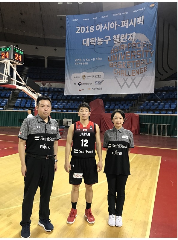 （左）西尾吉弘監督、（中央）熊谷航選手、（右）佐々木美蘭マネージャー