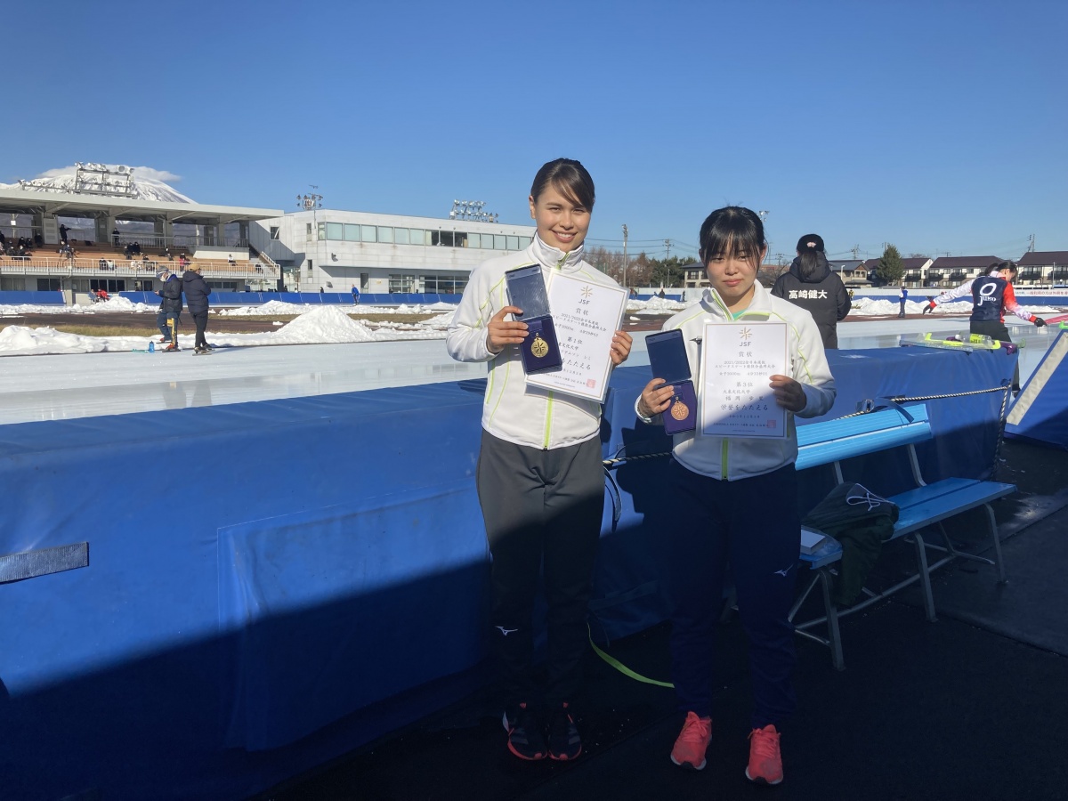女子3000mの表彰式後の写真
【左】優勝したウイリアムソン レミ選手
【右】3位入賞した福岡歩里選手