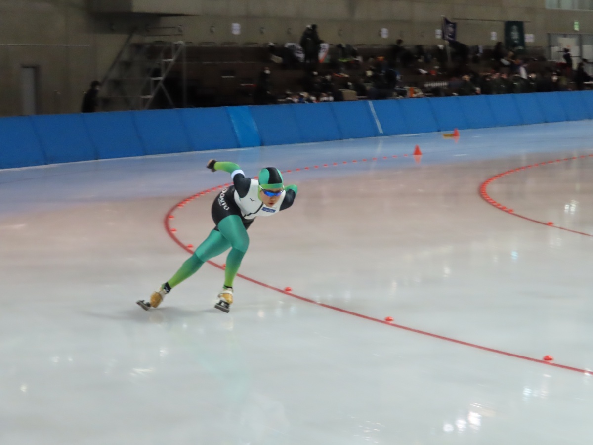 女子3000ｍ滑走中の賀来選手