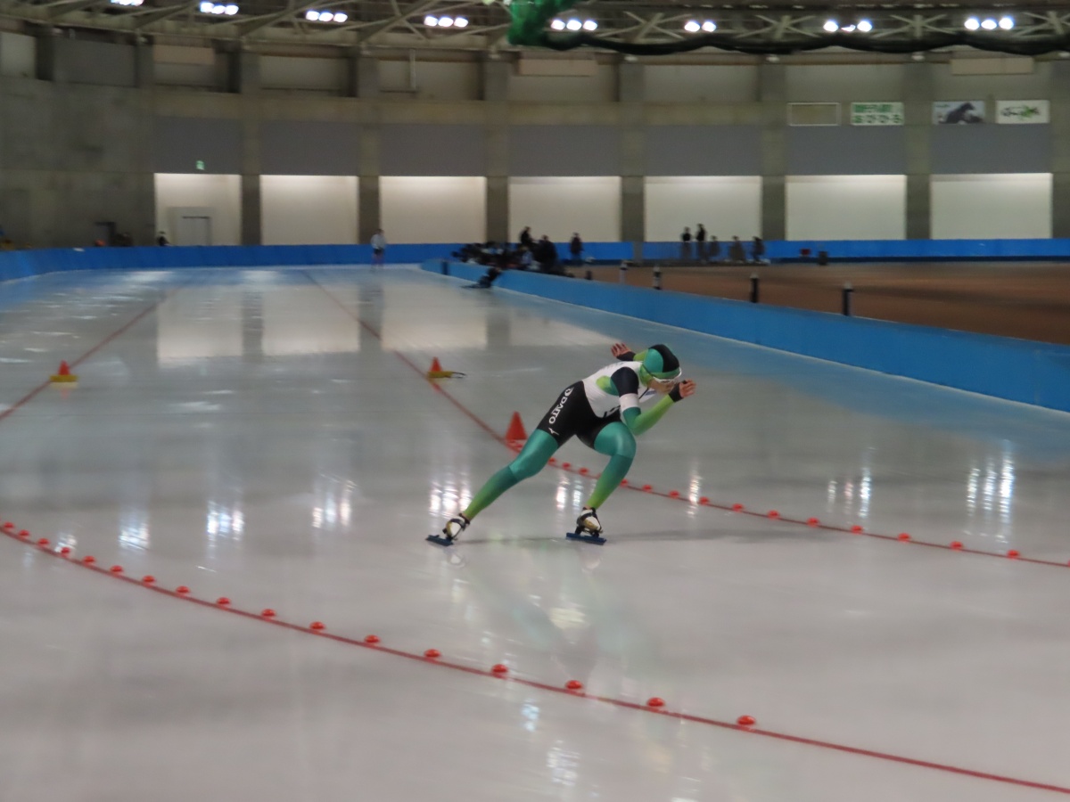 女子500ｍ滑走中の稲川選手