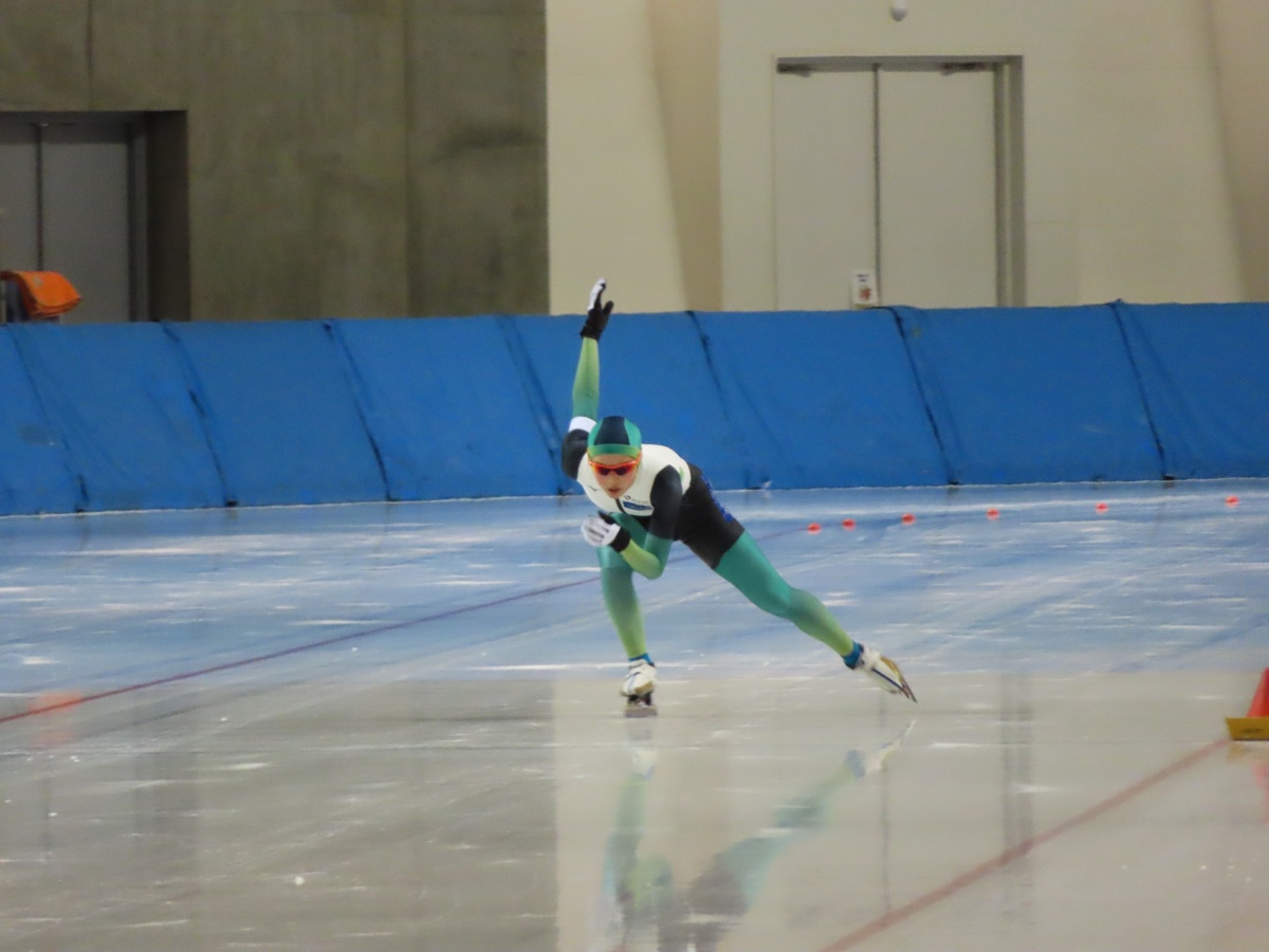 女子1000ｍ滑走中の高橋選手