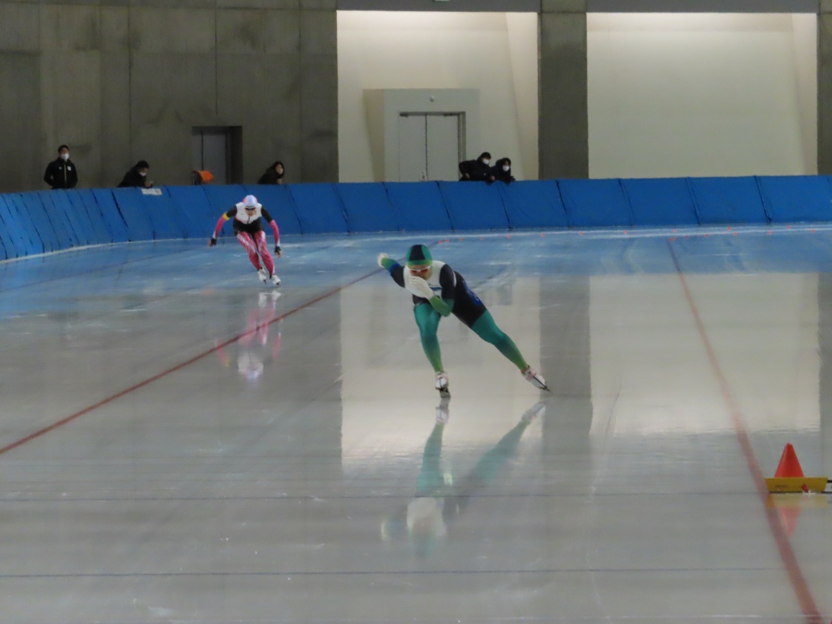 女子3000ｍ滑走中の福岡選手