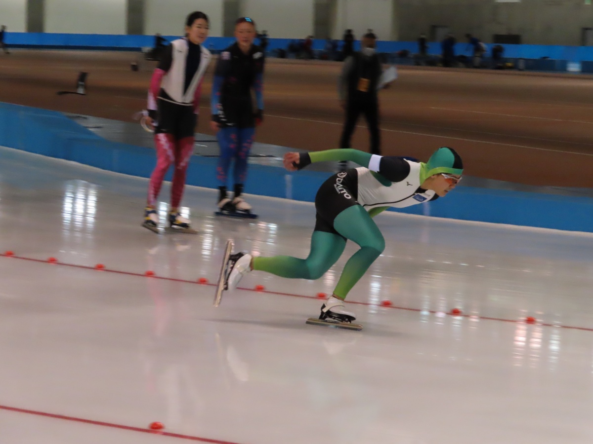 女子500ｍ滑走中の桑原選手