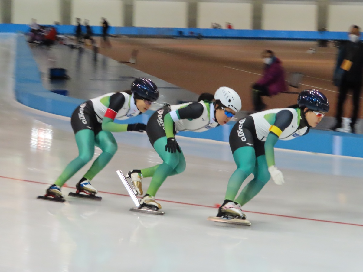 女子チームパシュートに滑走中の大東文化大学女子チーム