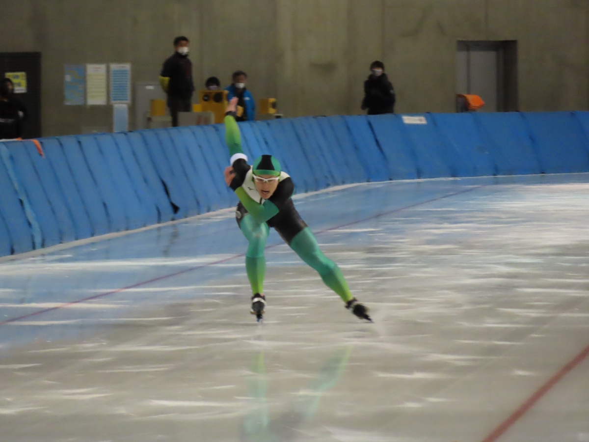 男子500ｍに滑走中の宇賀神選手