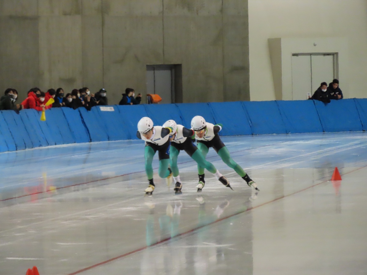 男子チームパシュートに滑走中の大東文化大学チーム