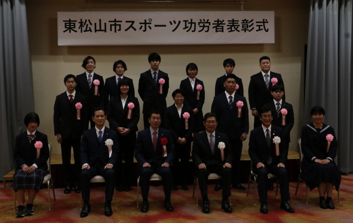 3列目左から、菅原 聡太さん（アイスホッケー部）、丹治 大輝さん（アイスホッケー部）、久保 祐斗さん（スケート部）、金野 日南さん（スケート部）、涌井 一匡さん（テコンドー部）、和田 拳輔さん（テコンドー部）。　　
2列目左（2番目）から、長島 水城さん（レスリング部）、吉柴 未彩輝さん（レスリング部）、中原 陸さん（レスリング部）、須之内 太陽さん（弓道部）。