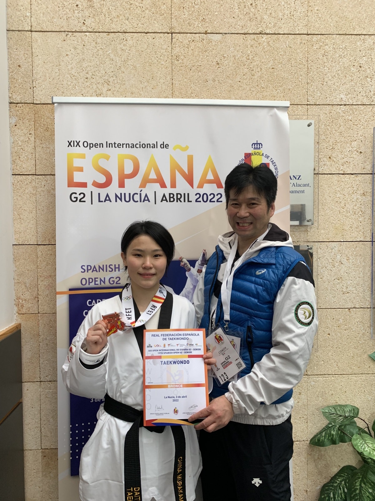 【左】村上智奈選手、【右】金井洋コーチ