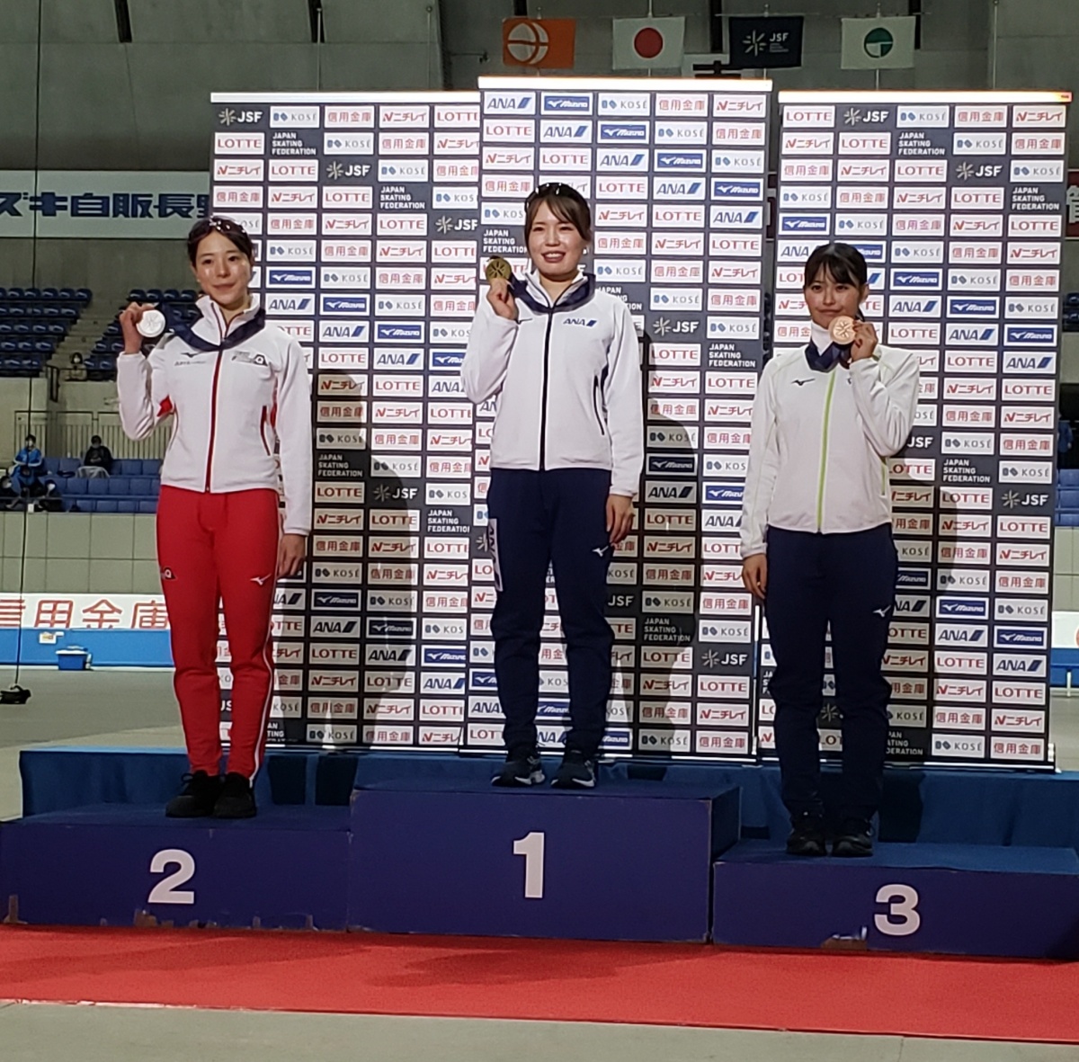 【右】女子マススタート3位となった高橋侑花選手