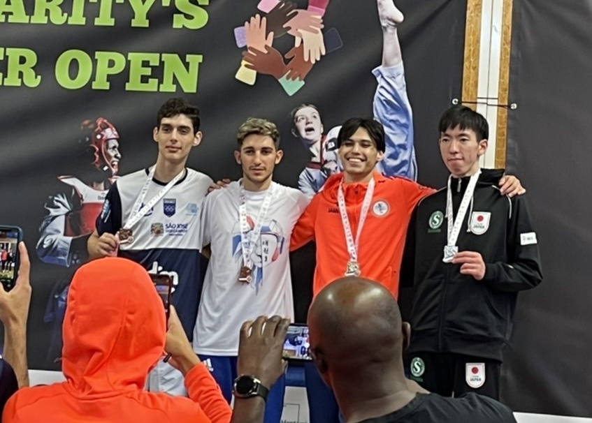 【右から1番目】銀メダルを獲得した前田秀隆選手