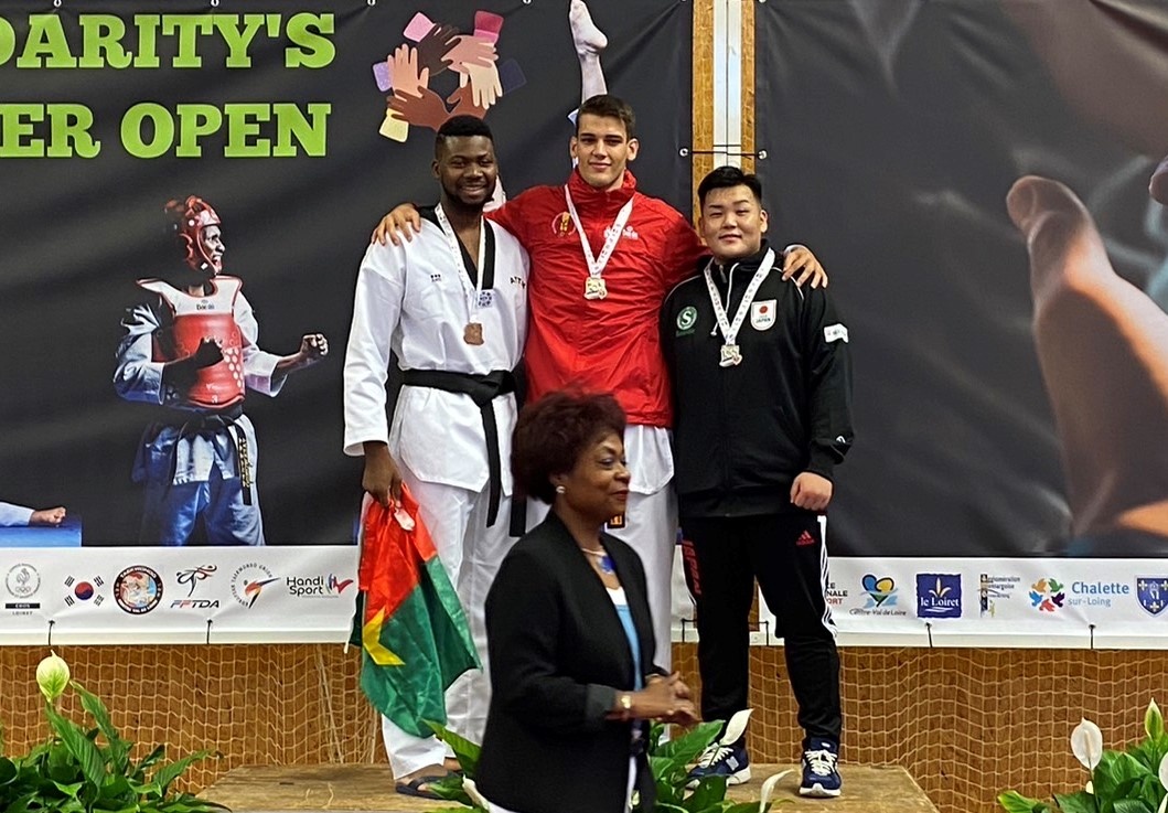 【右から1番目】銀メダル獲得を獲得した和田拳輔選手