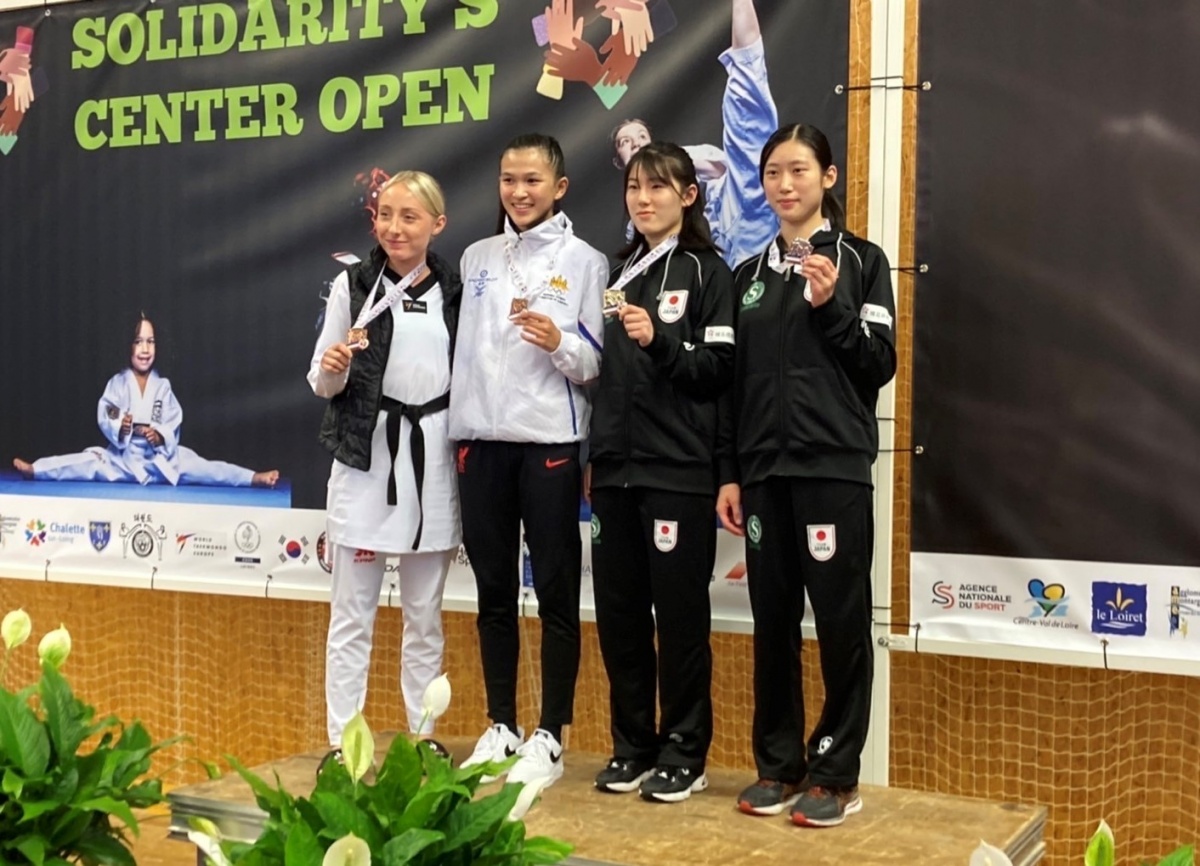 【右から1番目】銀メダルを獲得した加藤柚帆選手