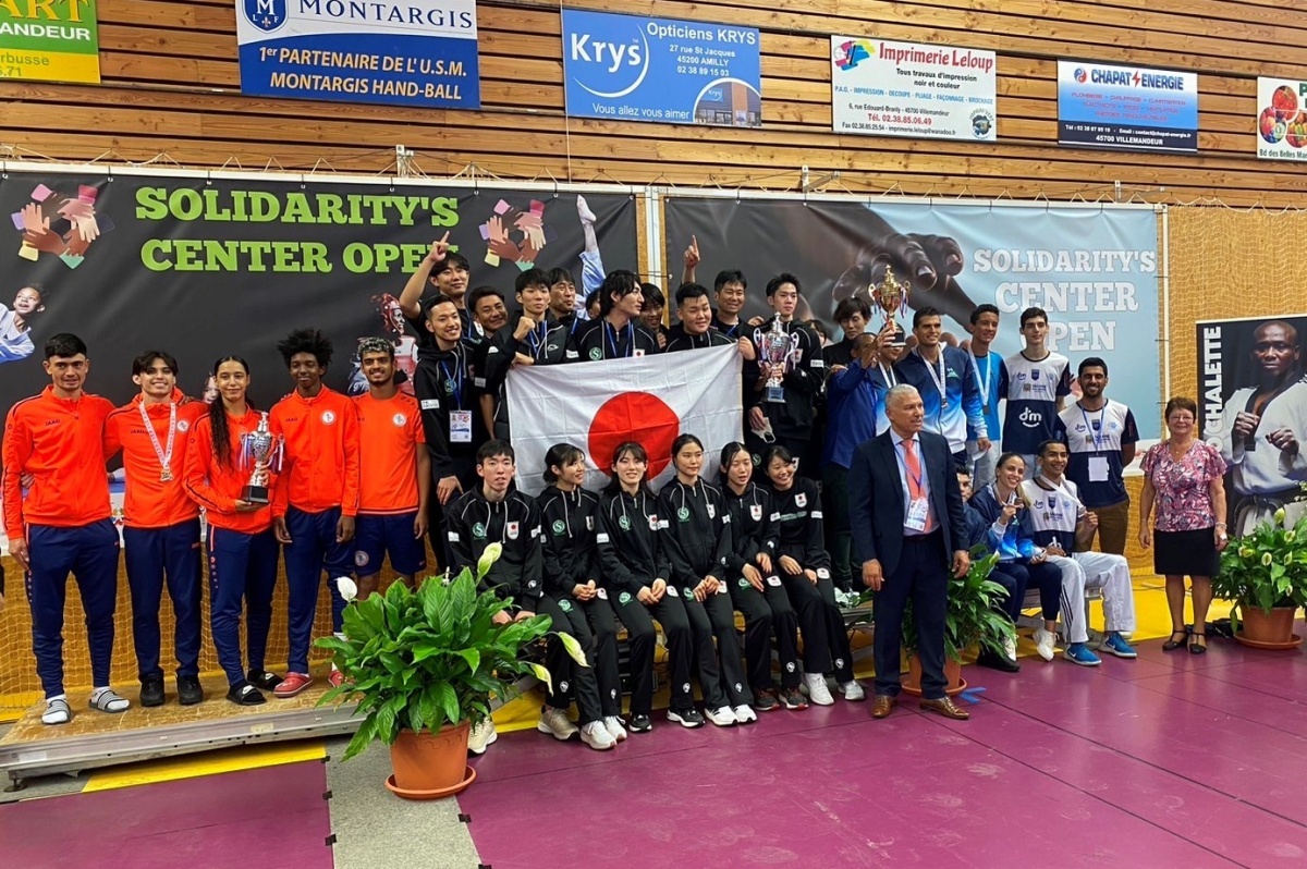 【中央】総合優勝を果たした日本代表チーム