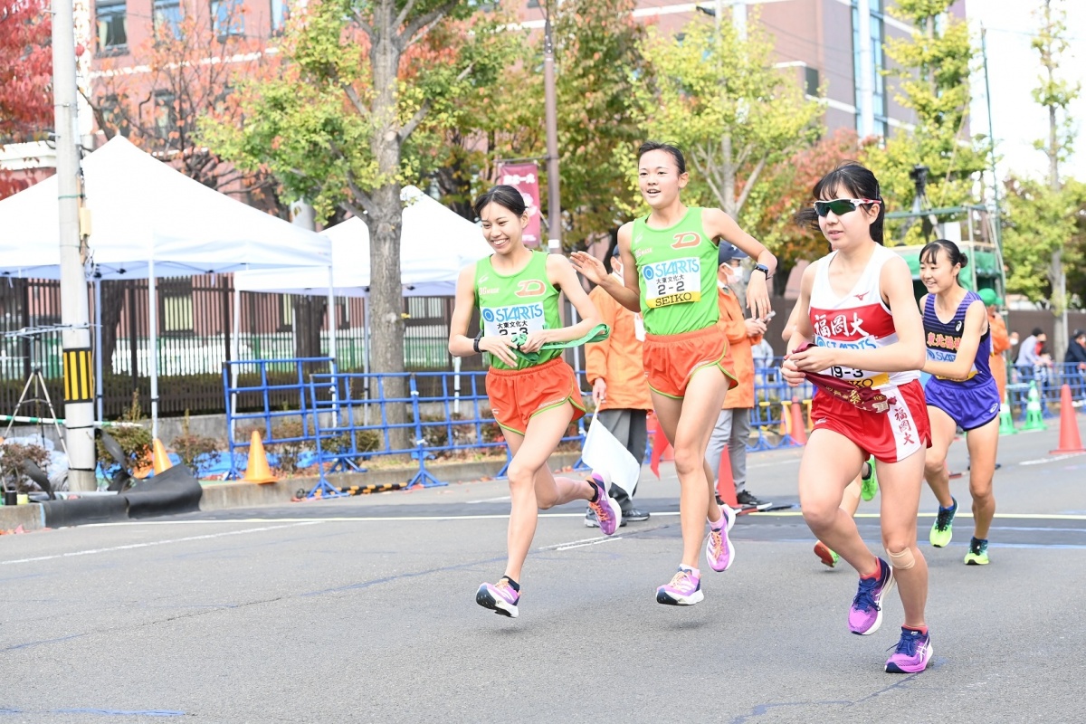 2区 上田琴葉選手から3区 四元桃奈選手への襷リレー　©Getsuriku