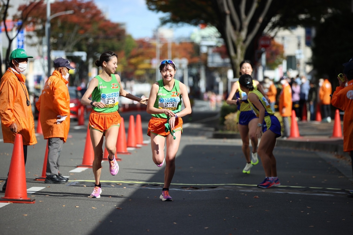 3区 四元桃奈選手から4区 藤原唯奈選手への襷リレー　©Getsuriku