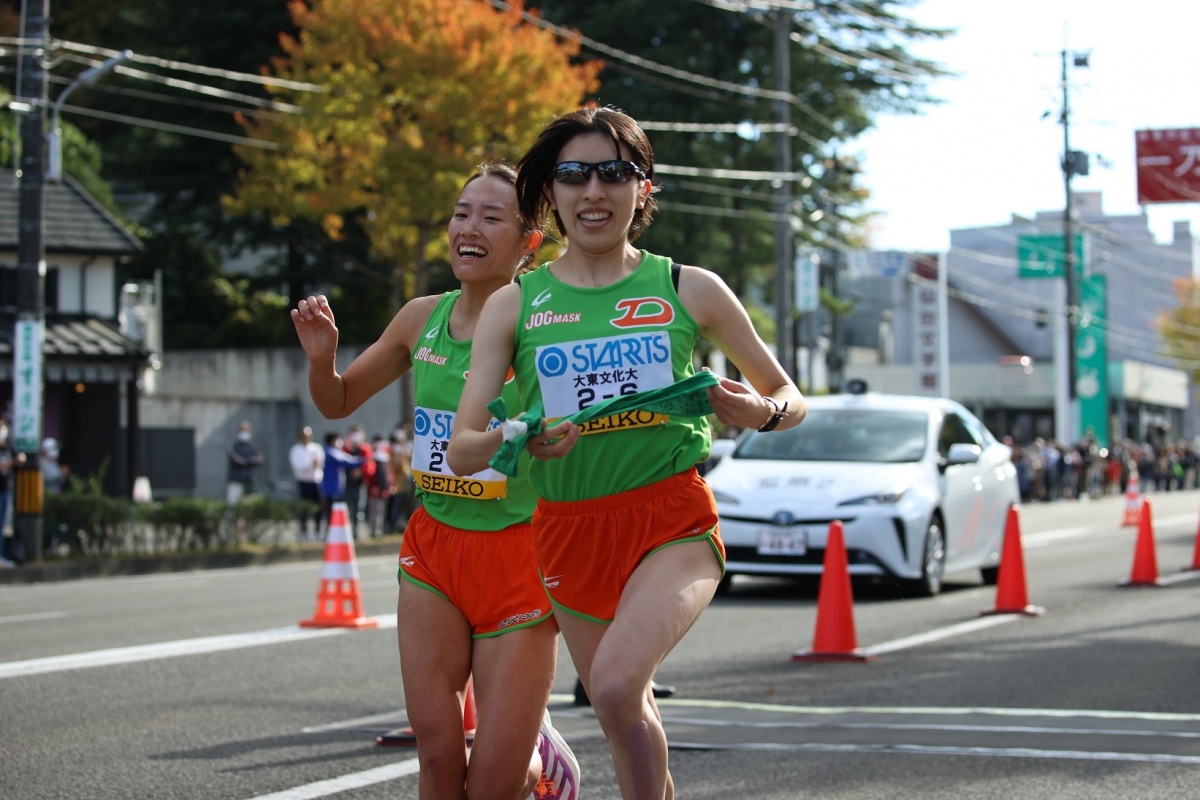 5区 山賀瑞穂選手から6区 吉村玲美選手への襷リレー　©Getsuriku