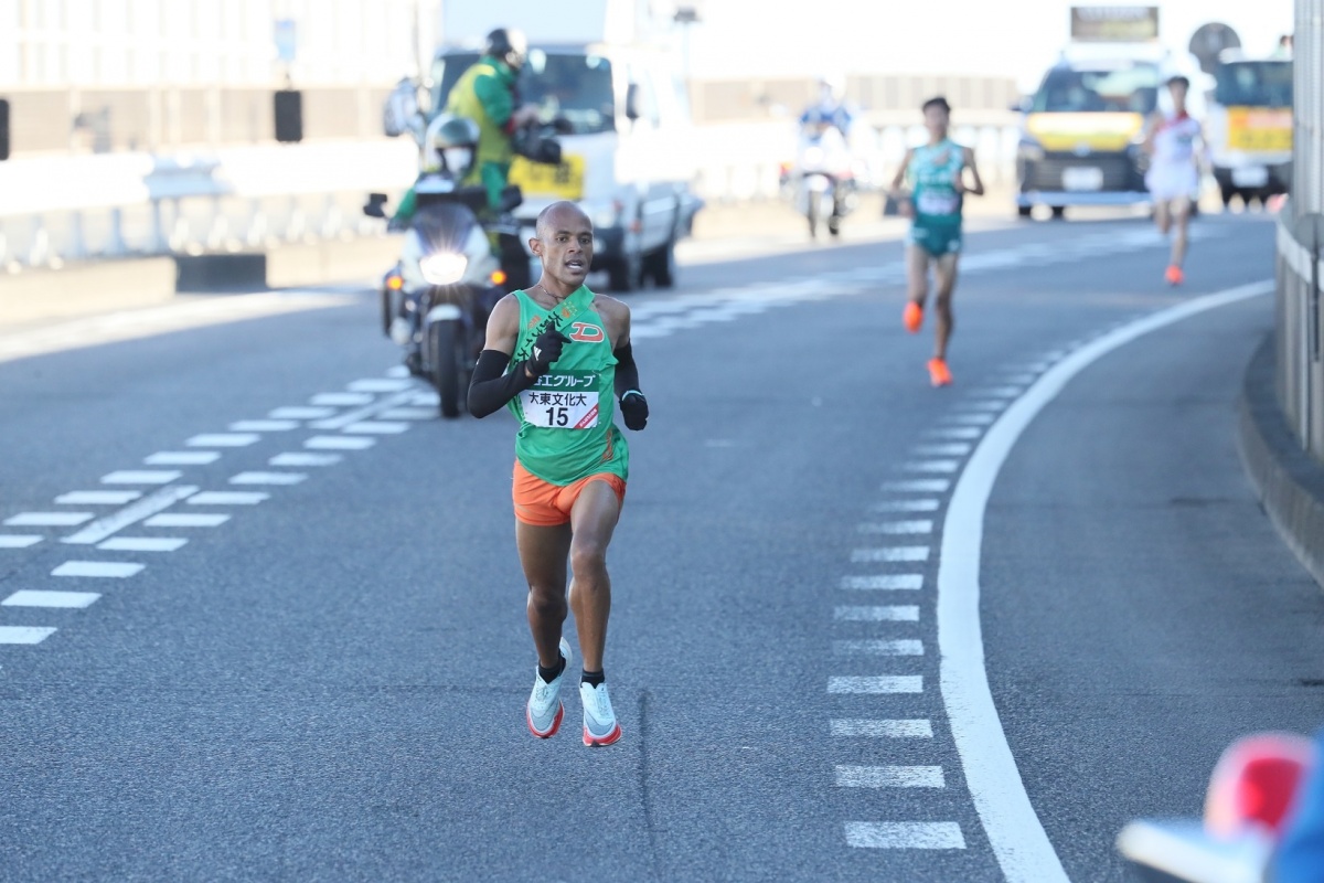 先頭で力走を見せる1区 ピーターワンジル選手　©Getsuriku