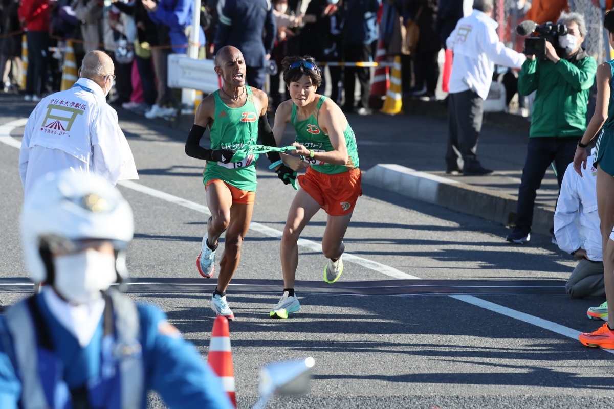 1区 ピーターワンジル選手から2区 菊地駿介選手への襷リレー　©Getsuriku