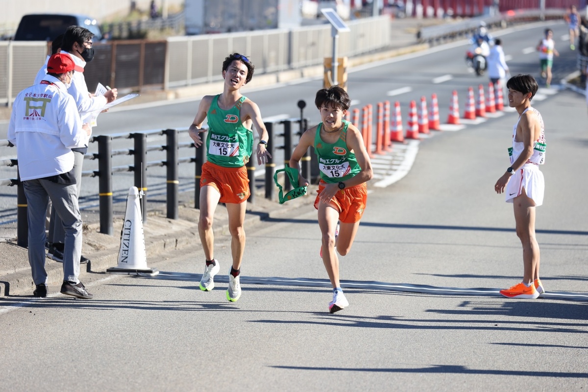 2区 菊地駿介選手から3区 入濵輝大選手への襷リレー　©Getsuriku