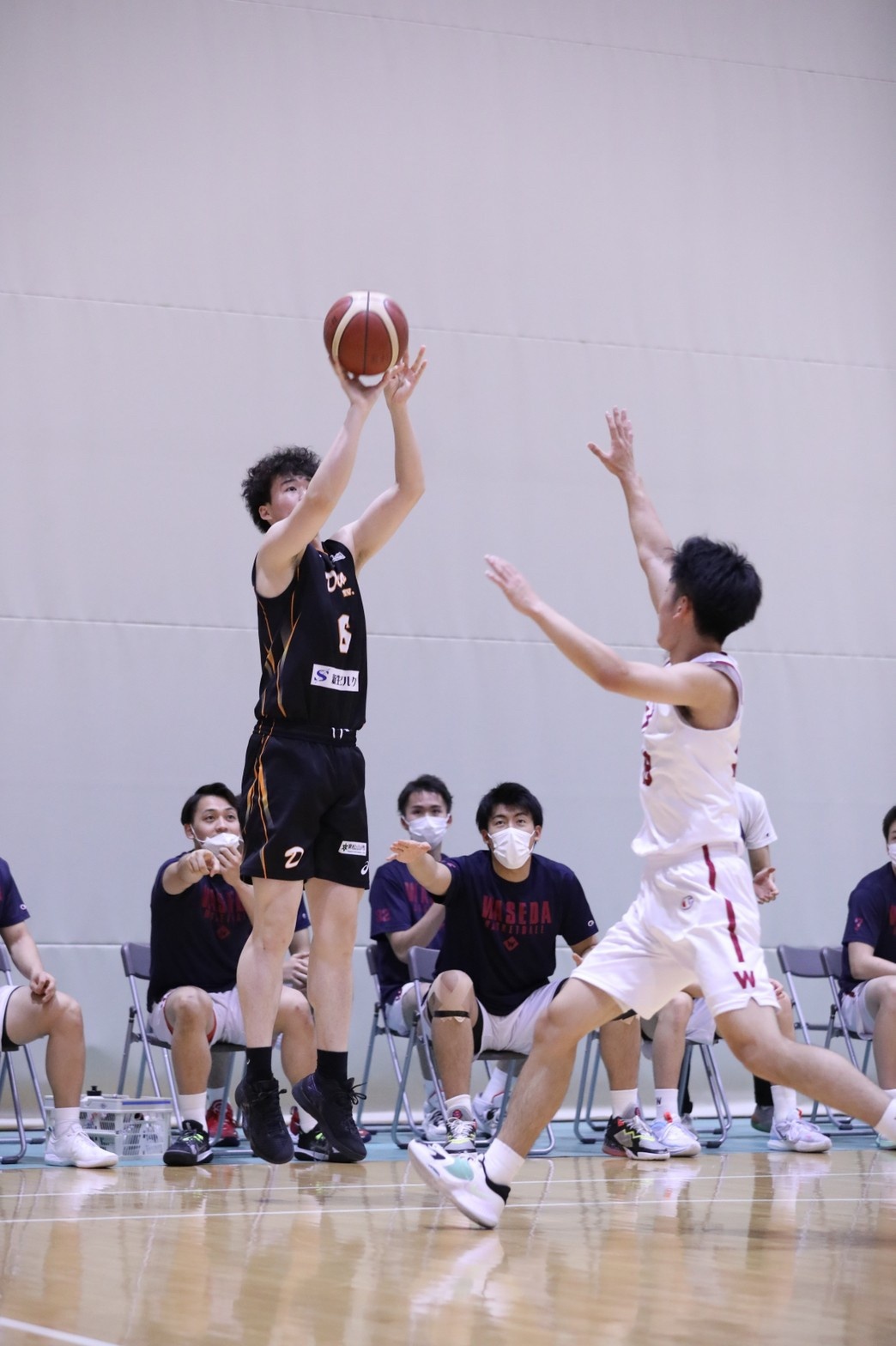 ３ポイントシュートで流れを呼び込む中川祥一郎選手（社会経済・４年）