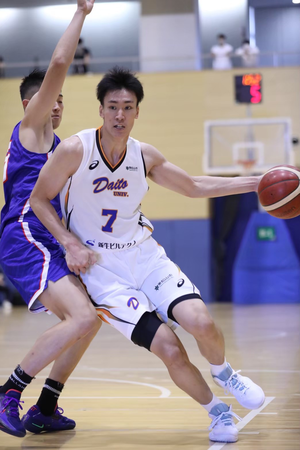高い打点のシュートとディフェンスでチームを引っ張る高島紳司選手（スポーツ科・４年）