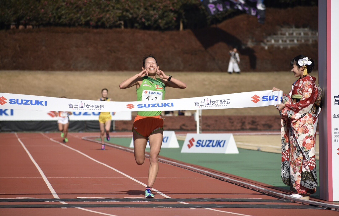 笑顔でゴールする山賀瑞穂選手
写真提供：スポーツ大東編集部