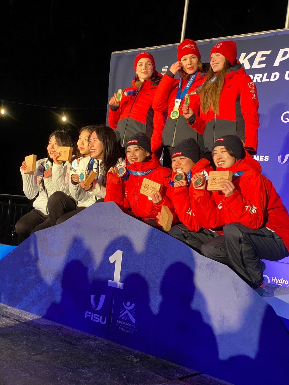 女子チームパシュートの表彰式（前列右から2番目：賀来選手）