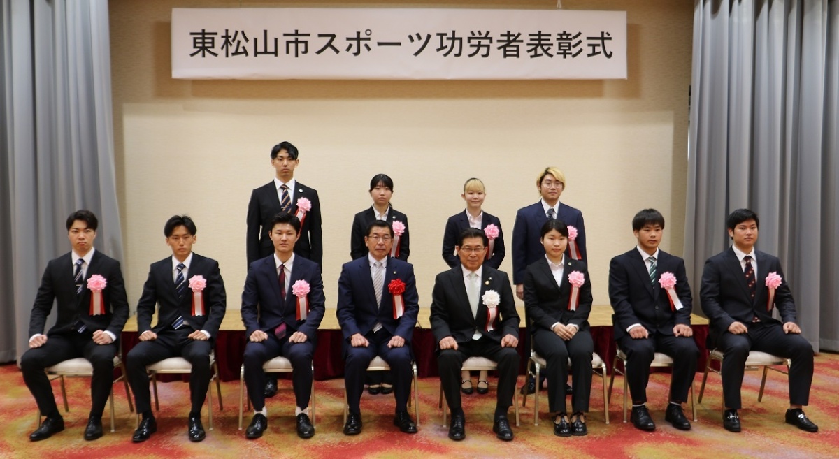【前列（左側から順に）】
鈴木 健太、佐竹 勇樹、柳田 駿、関口 武雄 様（東松山市議会議長）、森田 光一 様（東松山市長）、寒河江 凛、重松 大翔、片
桐 大也　　

【後列（左側から順に）】
假屋 直幹（陸上競技部短距離）、池上 結菜（男子バスケットボール部）、時田 朱莉（ダンス部）、坂井 明日輝（ダンス部）