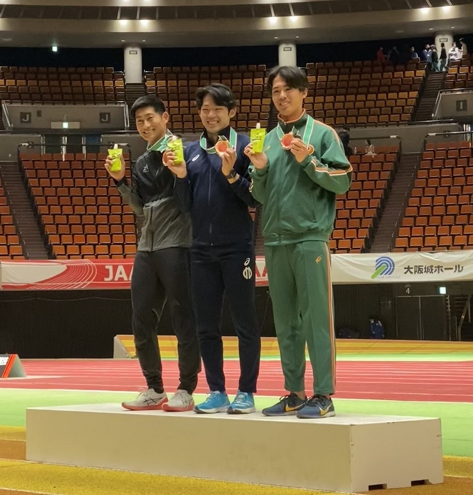 【右端】表彰台での守祐陽選手