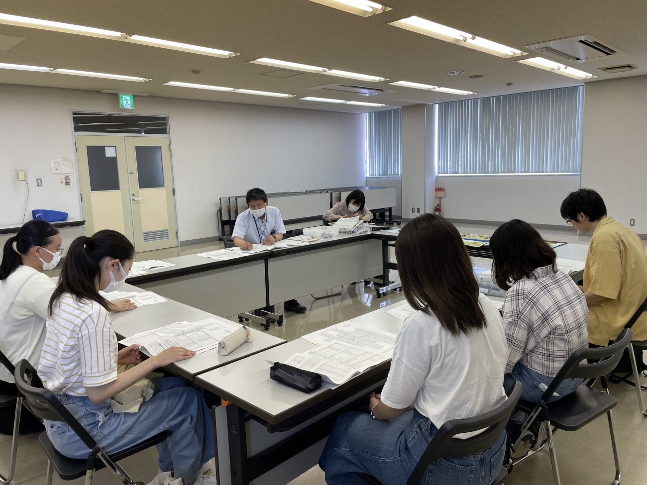 図書館職員から説明を受ける